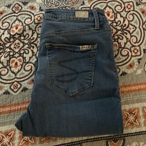 💙Seven7 Blue Denim Jean Capris with Distressed Texture💙
